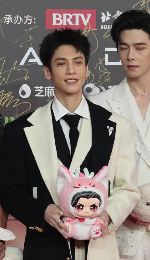 海外华人追剧困扰全解析:从罗云熙红毯热议看如何突破地区播放限制